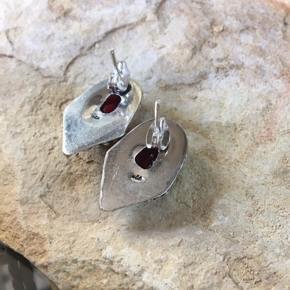 Gorgeous Faceted red crystal silver plated earrings. Beautiful setting - Picture 4 of 5